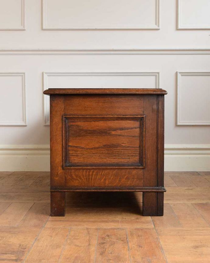 ブランケットボックス・収納ボックス　アンティーク家具　英国で見つけたお花の彫刻が華やかな小さなアンティークブランケットボックス（コファ）。横から見てもキレイですもちろん、横顔だってキレイ！どこから見ても絵になります。(j-2474-f)