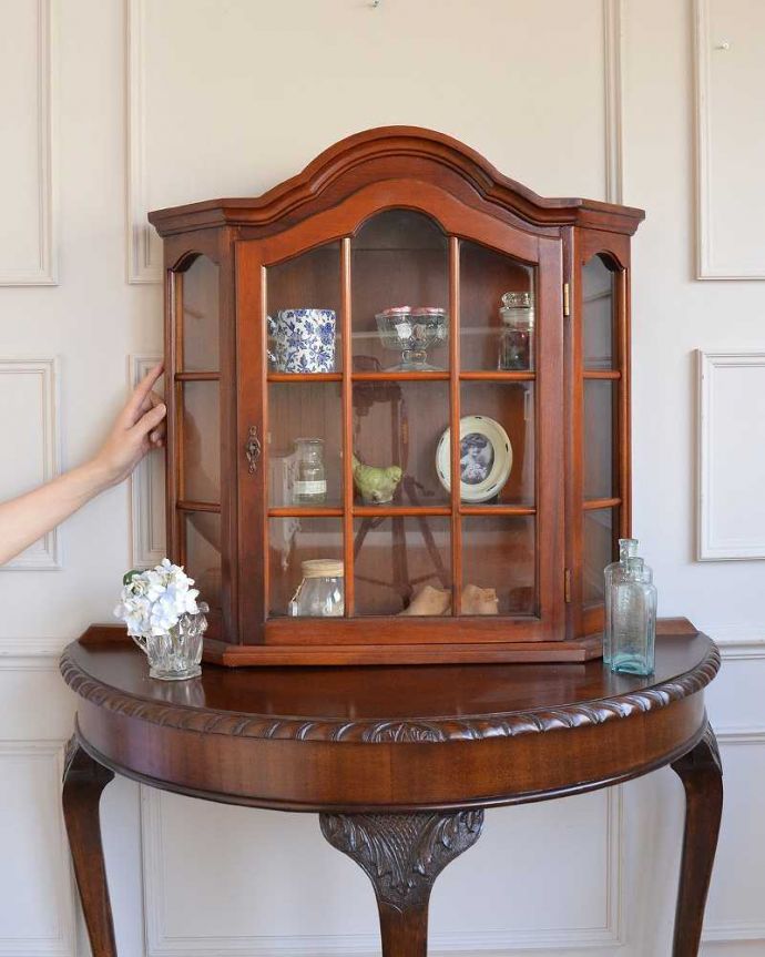 アンティークのキャビネット アンティーク家具 フランスの小さなアンティーク家具、ガラス扉のウォールキャビネット(鍵付き)。パリのアパルトマン気分で使える小さなフランスの家具やっぱり一番の魅力はフランスらしいデザイン。(j-2475-f)