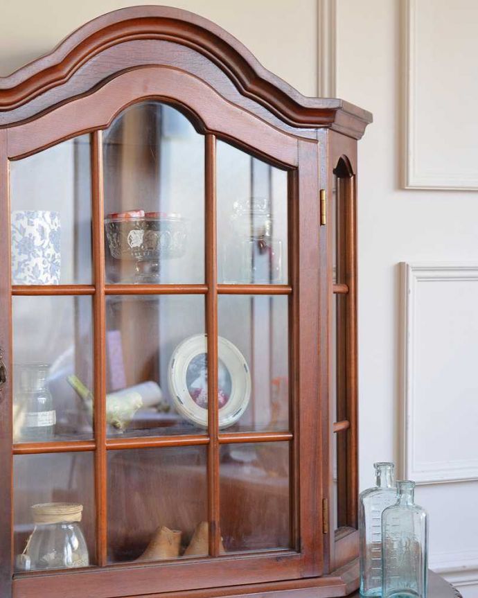 アンティークのキャビネット アンティーク家具 フランスの小さなアンティーク家具、ガラス扉のウォールキャビネット(鍵付き)。小さくてもフランスらしさたっぷり壁につけることもできるので実用的に使えちゃう!フランスらしく壁からお部屋の中をオシャレに彩ってくれます。(j-2475-f)