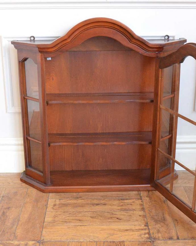 アンティークのキャビネット アンティーク家具 フランスの小さなアンティーク家具、ガラス扉のウォールキャビネット(鍵付き)。扉を開けてみると、こんな感じです小さいからと言って、修復に妥協はしません!アンティークの風合いだけ残してキレイに修復してあります。(j-2475-f)