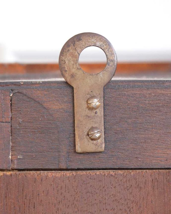 アンティークのキャビネット アンティーク家具 フランスの小さなアンティーク家具、ガラス扉のウォールキャビネット(鍵付き)。壁に取り付けできます背中部分にフックを付けて壁にカンタンに取り付け出来るようにしました。(j-2475-f)