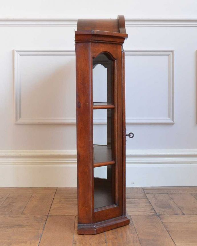 アンティークのキャビネット アンティーク家具 フランスの小さなアンティーク家具、ガラス扉のウォールキャビネット(鍵付き)。横顔だっても美しい正面だけじゃなく横もキレイに修復してあります。(j-2475-f)