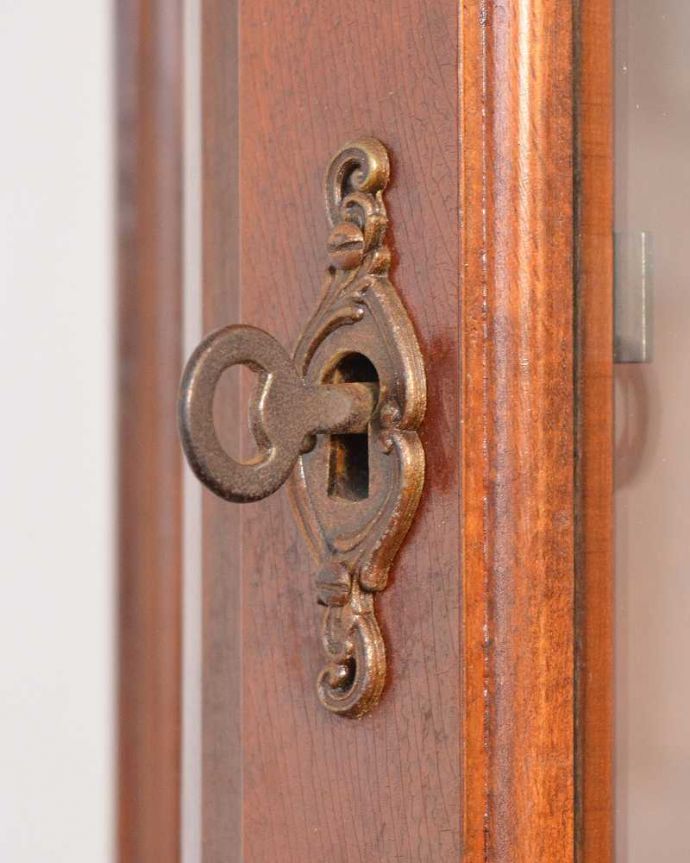 アンティークのキャビネット アンティーク家具 フランスの小さなアンティーク家具、ガラス扉のウォールキャビネット(鍵付き)。開ける度にワクワク・・・ カギを使って扉を開ける度に、まるで宝箱を開けるみたいです。(j-2475-f)