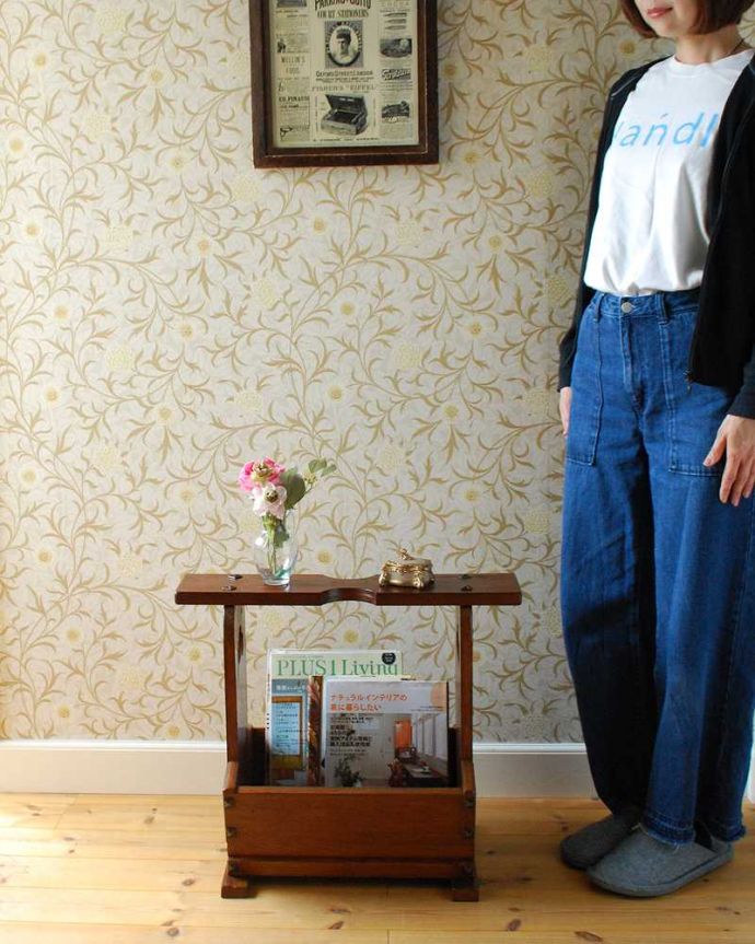 マガジンラック アンティーク家具 サイドテーブルとして使える天板付きの便利なアンティークマガジンラック。使いやすさNo.1!便利なアンティークどこのお家でも使っているマガジンラックも、アンティークだったらデザインが素敵だから、なんだかオシャレに使えます。(j-2476-f)