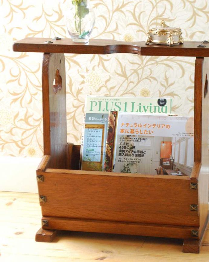 マガジンラック アンティーク家具 サイドテーブルとして使える天板付きの便利なアンティークマガジンラック。ちょっと置いておきたい…をキレイに収納新聞や雑誌など、ついついテーブルの上に置いてしまって雑多に見えるものが、コレさえあればキレイに収納出来てお部屋もスッキリ見えるんです。(j-2476-f)