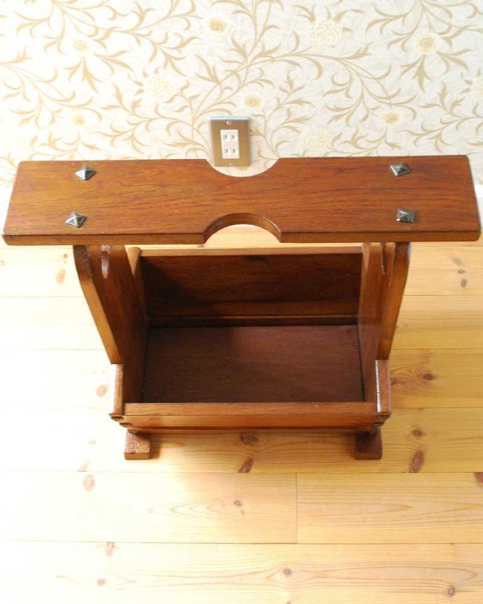 マガジンラック アンティーク家具 サイドテーブルとして使える天板付きの便利なアンティークマガジンラック。雑誌を入れる部分もキレイに修復しましたアンティークは新品ではないので経年変化によるキズはありますが、専門の職人がキレイにお直ししました。(j-2476-f)