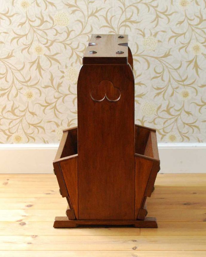 マガジンラック アンティーク家具 サイドテーブルとして使える天板付きの便利なアンティークマガジンラック。横から見ると・・・360度、どの角度から見てもキレイに仕上がっています。(j-2476-f)