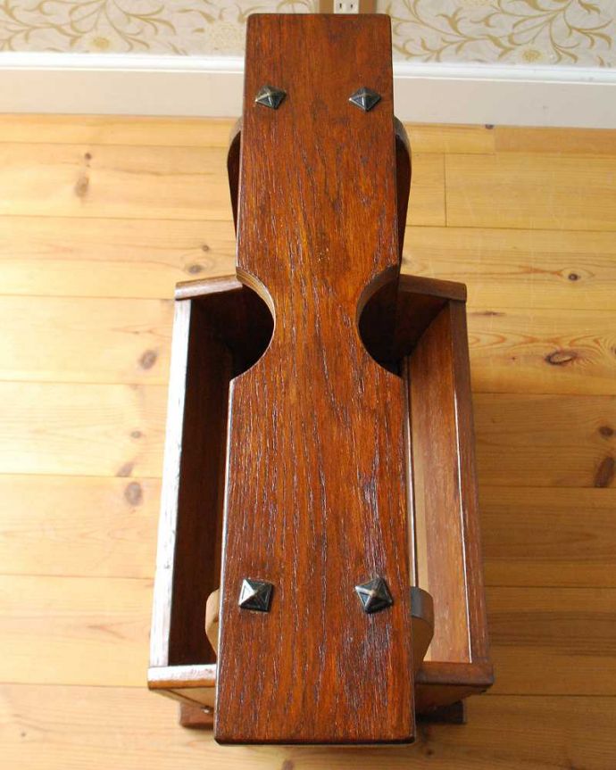 マガジンラック アンティーク家具 サイドテーブルとして使える天板付きの便利なアンティークマガジンラック。ココも使えてさらに便利読みかけの本やお茶が置ける天板付き。(j-2476-f)