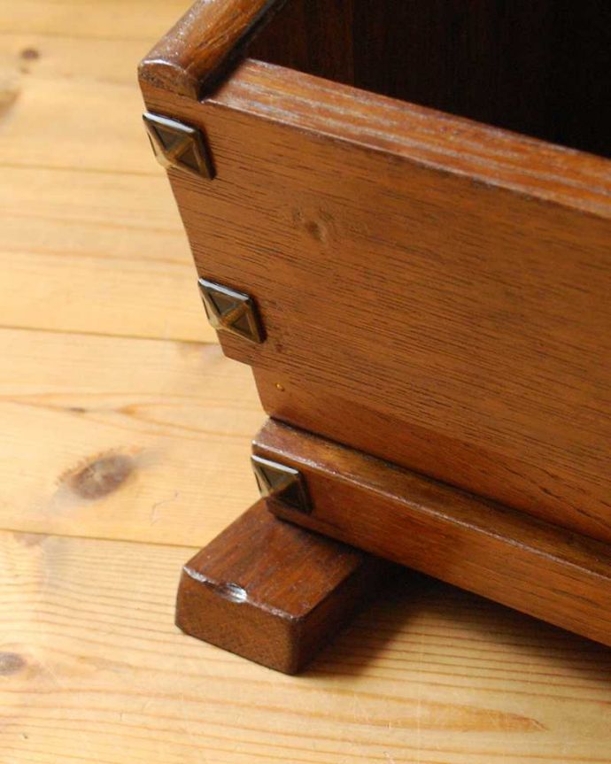 マガジンラック アンティーク家具 サイドテーブルとして使える天板付きの便利なアンティークマガジンラック。持ち上げなくても移動ラクラクHandleのアンティーク家具の足の裏にはフェルトキーパーをお付けしています。(j-2476-f)