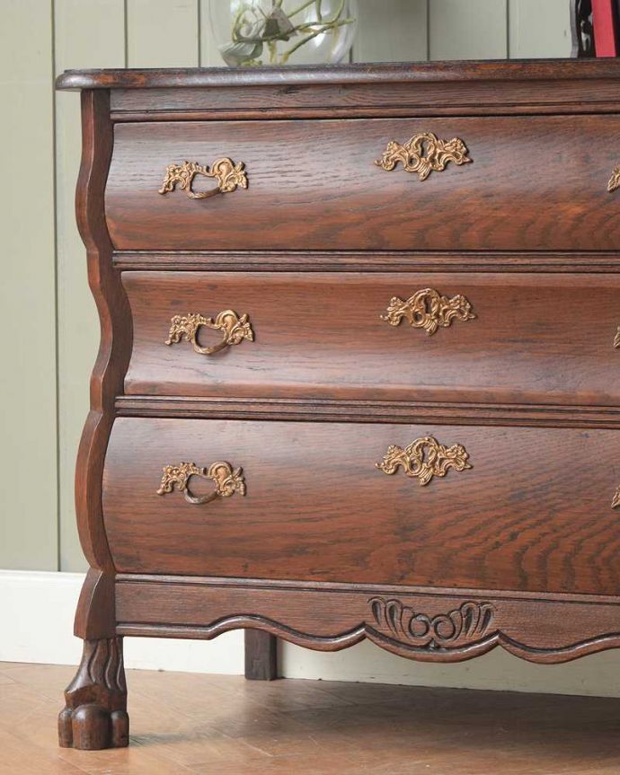 アンティークのチェスト　アンティーク家具　フランスらしいアンティーク家具、美しい曲線の３段チェスト（コモード）。「見せる収納」だから、置く場所を選びません！チェストと言ってもデザインがステキだから、収納だけじゃなくて見ても楽しめる家具なんです。(j-2478-f)