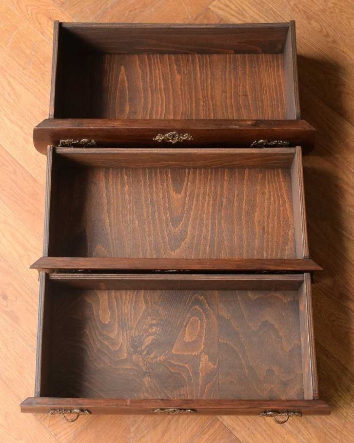 アンティークのチェスト　アンティーク家具　フランスらしいアンティーク家具、美しい曲線の３段チェスト（コモード）。キレイに修復したので、何を入れてもOKです。(j-2478-f)