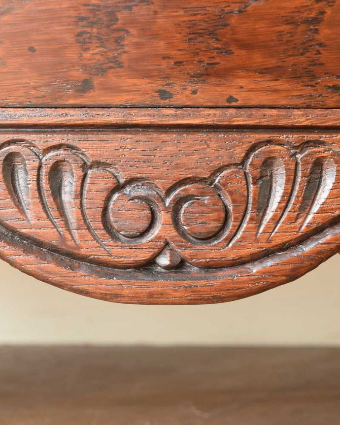 アンティークのチェスト　アンティーク家具　フランスらしいアンティーク家具、美しい曲線の３段チェスト（コモード）。フランスらしい彫りフランスらしさの象徴とも言える、優雅な彫りの装飾。(j-2478-f)
