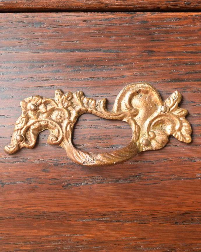 アンティークのチェスト　アンティーク家具　フランスらしいアンティーク家具、美しい曲線の３段チェスト（コモード）。開ける度にワクワクする取っ手フランスらしい優雅なデザインは取っ手にも。(j-2478-f)