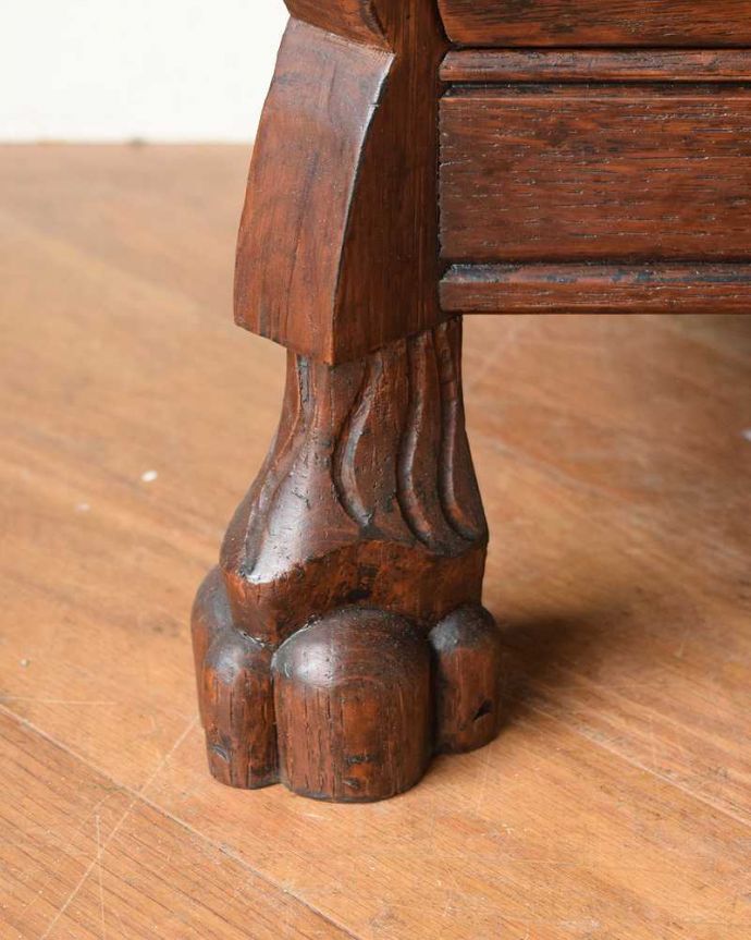 アンティークのチェスト　アンティーク家具　フランスらしいアンティーク家具、美しい曲線の３段チェスト（コモード）。女性1人でラクラク運べちゃう仕掛けHandleのアンティークは、脚の裏にフェルトキーパーをお付けしています。(j-2478-f)