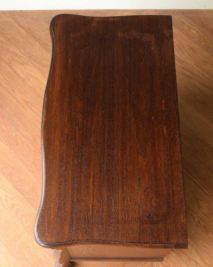 アンティークのチェスト　アンティーク家具　フランスらしいアンティーク家具、美しい曲線の３段チェスト（コモード）。何を置こうかな･･･？上から見ると、天板はこんな感じで塗装もキレイに仕上げました。(j-2478-f)