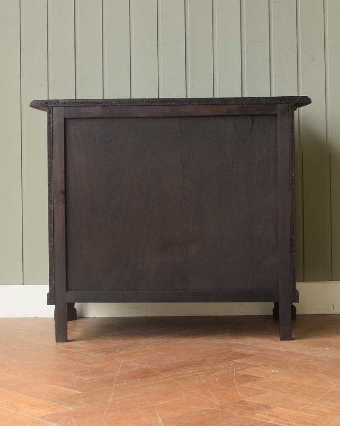 アンティークのチェスト　アンティーク家具　フランスらしいアンティーク家具、美しい曲線の３段チェスト（コモード）。修復したので後姿もキレイですアンティークは新品ではないので、もちろん経年変化によるキズはありますが、専門の職人がキレイに修復したので、後ろ姿もキレイです。(j-2478-f)