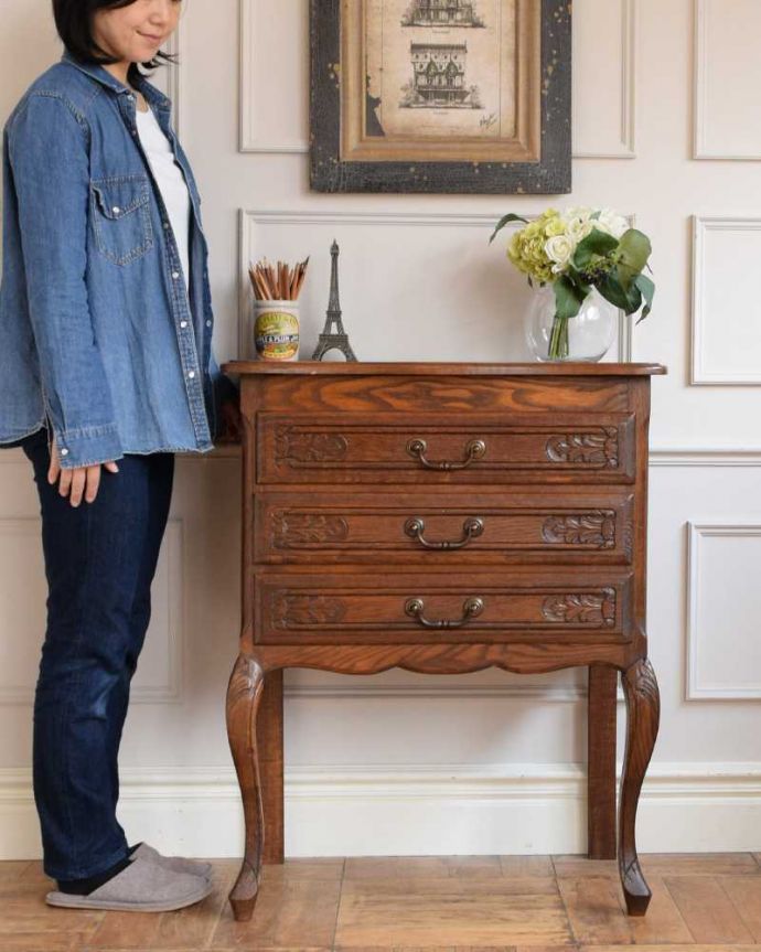アンティークのチェスト アンティーク家具 フランスから届いたアンティーク家具、エレガントなチェスト 。長くて美しい脚に思わずうっとり・・・フランスのアンティーク家具らしく長くて優雅な脚線美のチェスト。(j-2479-f)