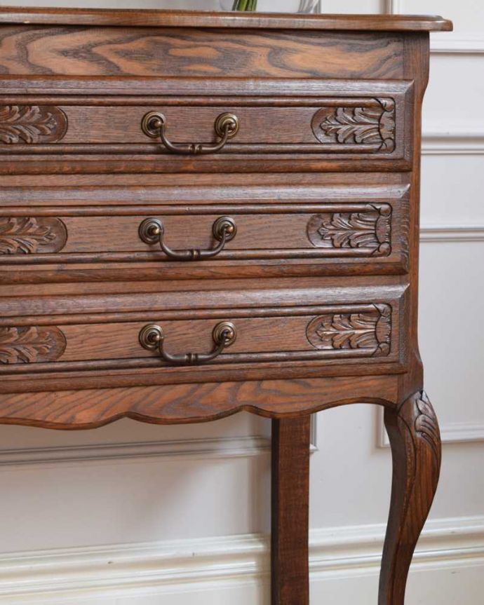 アンティークのチェスト アンティーク家具 フランスから届いたアンティーク家具、エレガントなチェスト 。収納だけじゃなく見て楽しむチェストチェストと言っても収納だけじゃなく見た目が素敵なんです。(j-2479-f)