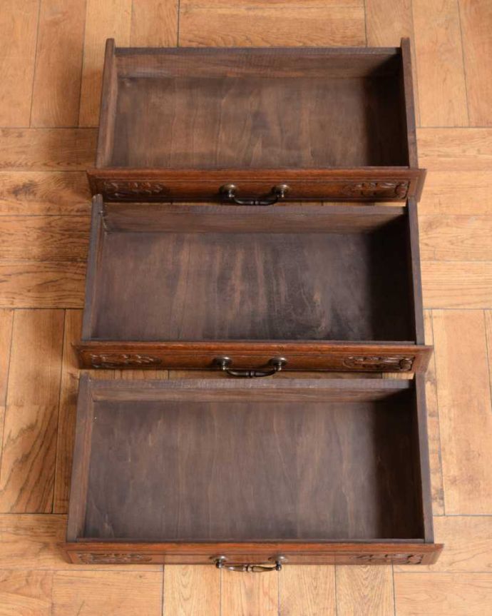 アンティークのチェスト アンティーク家具 フランスから届いたアンティーク家具、エレガントなチェスト 。実用的にチェストとして使いましょう!アンティーク家具と言えども家具。(j-2479-f)