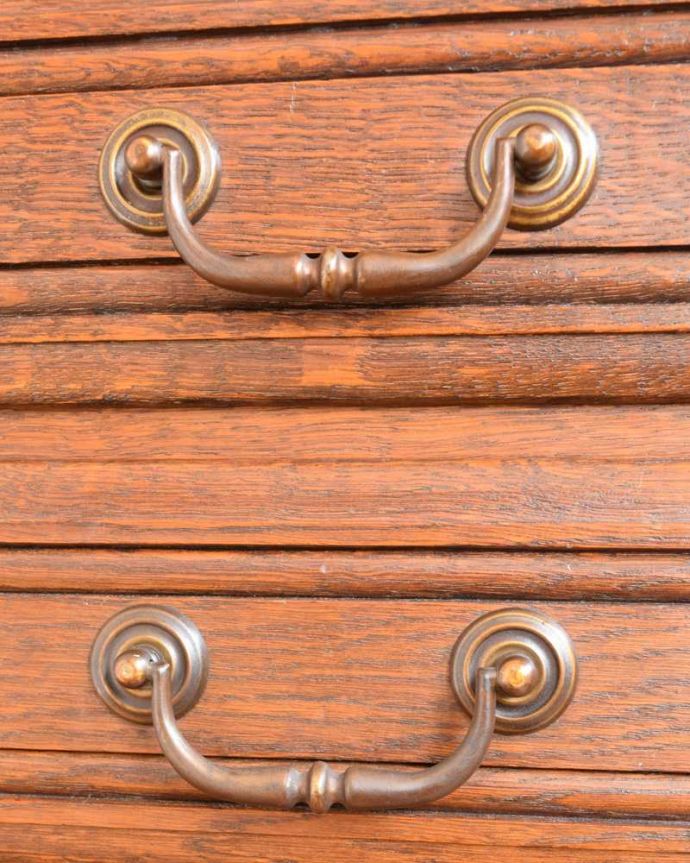アンティークのチェスト アンティーク家具 フランスから届いたアンティーク家具、エレガントなチェスト 。開ける度にワクワクする取っ手フランスらしい優雅なデザインの取っ手。(j-2479-f)