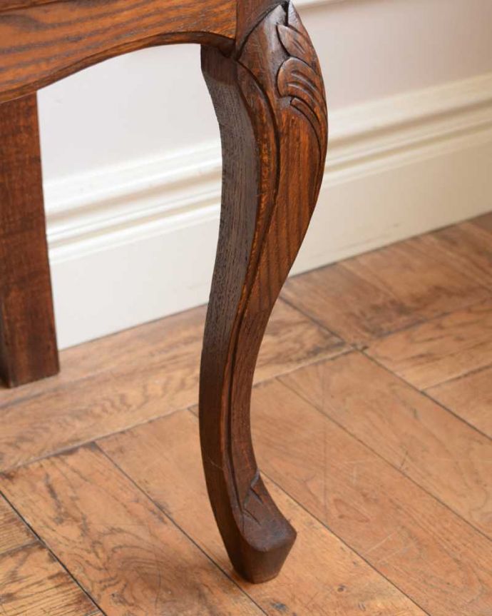 アンティークのチェスト アンティーク家具 フランスから届いたアンティーク家具、エレガントなチェスト 。女性1人でラクラク運べちゃう仕掛けHandleのアンティークは、脚の裏にフェルトキーパーをお付けしています。(j-2479-f)