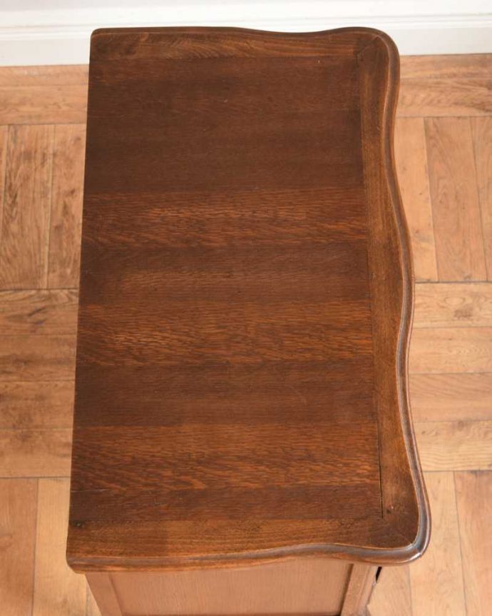 アンティークのチェスト アンティーク家具 フランスから届いたアンティーク家具、エレガントなチェスト 。何を置こうかな・・・?チェストを上から見るとこんな形です。(j-2479-f)