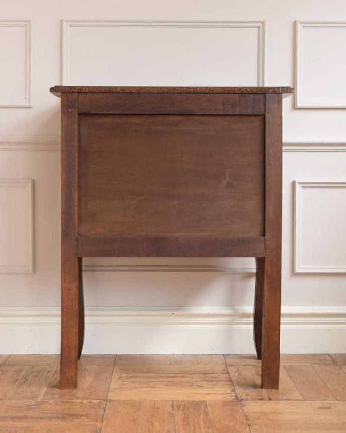 アンティークのチェスト アンティーク家具 フランスから届いたアンティーク家具、エレガントなチェスト 。修復したので後姿もキレイですアンティークは新品ではないので、もちろん経年変化によるキズはありますが、専門の職人が修復しています。(j-2479-f)