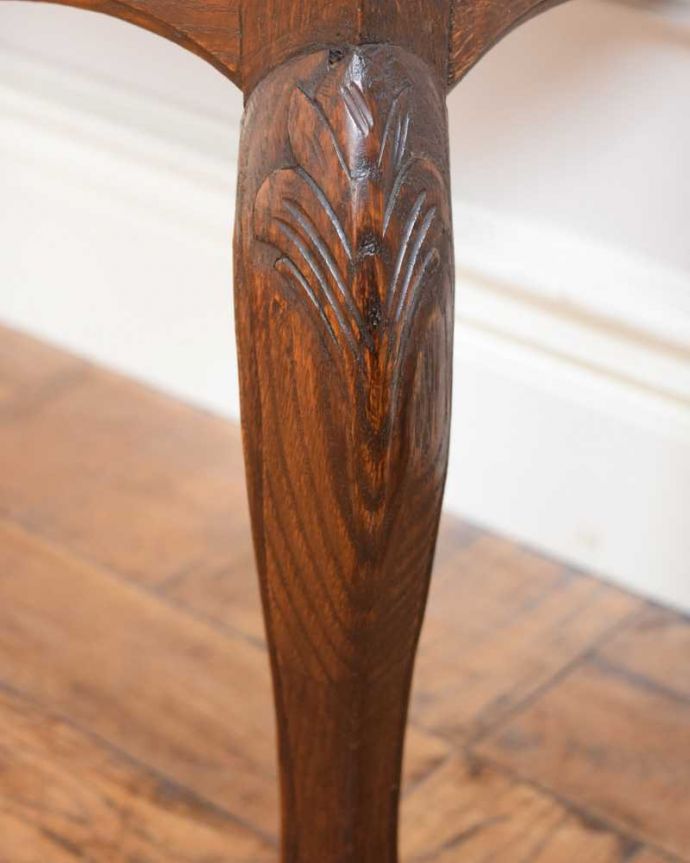 アンティークのチェスト アンティーク家具 フランスから届いたアンティーク家具、エレガントなチェスト 。惚れ惚れしちゃう美しさこんなに堅い無垢材に一体どうやって彫ったんだろう?と不思議になるくらい細かい彫にうっとりです。(j-2479-f)