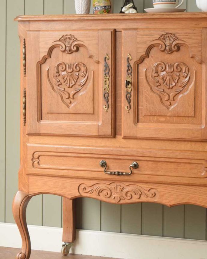 アンティークのチェスト　アンティーク家具　南フランスのアンティーク家具、彫がゴージャスなサイドキャビネット。扉も引き出しも。(j-2480-f)