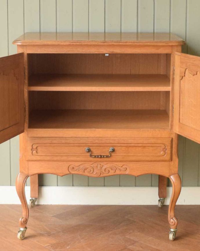 アンティークのチェスト　アンティーク家具　南フランスのアンティーク家具、彫がゴージャスなサイドキャビネット。扉部分を開けて中を見てみましょう！もともとカップボードとして、お気に入りの食器を入れて使われていた家具。(j-2480-f)