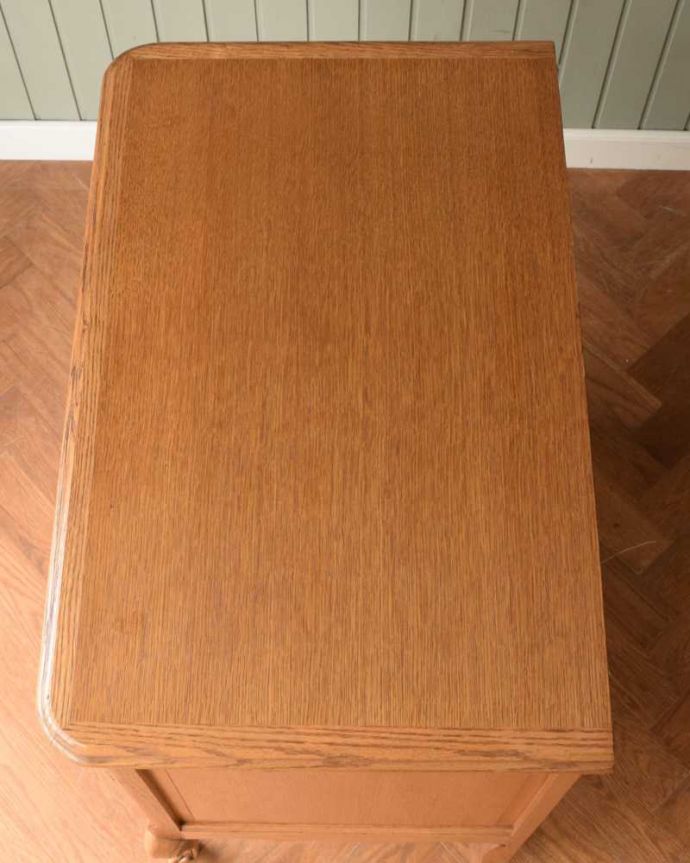 アンティークのチェスト　アンティーク家具　南フランスのアンティーク家具、彫がゴージャスなサイドキャビネット。上から見てみると･･･天板を上から見てみるとこんな感じです。(j-2480-f)