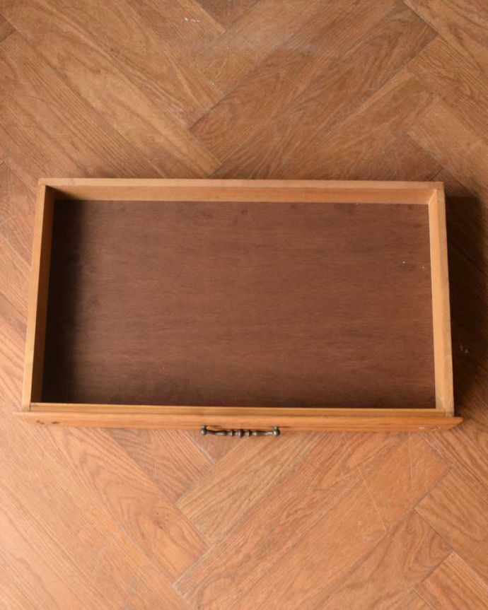 アンティークのチェスト　アンティーク家具　南フランスのアンティーク家具、彫がゴージャスなサイドキャビネット。引き出しの中もキレイですカトラリーなどを収納して使っていた引き出しの中も、もちろんキレイに仕上げました。(j-2480-f)