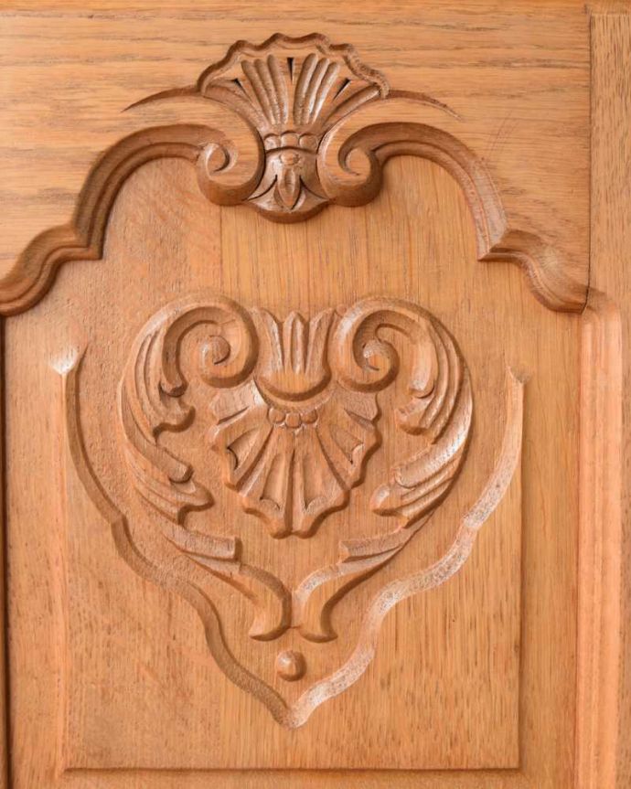 アンティークのチェスト　アンティーク家具　南フランスのアンティーク家具、彫がゴージャスなサイドキャビネット。じっくり選んできました買い付けの時、納得するまで探し続けた彫のデザイン。(j-2480-f)