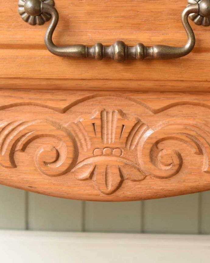 アンティークのチェスト　アンティーク家具　南フランスのアンティーク家具、彫がゴージャスなサイドキャビネット。フランスらしい彫りフランスらしさの象徴とも言える、優雅な彫りの装飾。(j-2480-f)