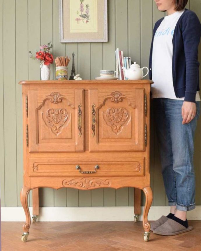 アンティークのチェスト　アンティーク家具　南フランスのアンティーク家具、彫がゴージャスなサイドキャビネット。フランスらしい優美さがたっぷり詰まっています見た瞬間、普通の家具とは違う優美なフランスのアンティーク。(j-2480-f)