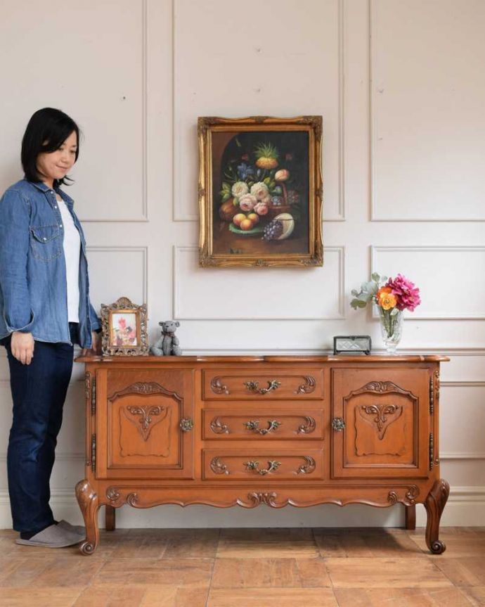 アンティークのキャビネット　アンティーク家具　フランス輸入の華やかなアンティーク家具、彫刻が美しいサイドボード。優雅な香りが漂うフランスのアンティークフランスらしい美しい彫が入ったサイドボードは、どんな場所に置いてもまるで絵画を見ているように美しいんです。(j-2481-f)