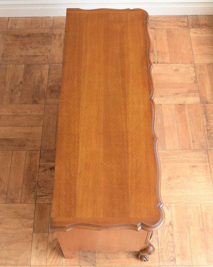 アンティークのキャビネット　アンティーク家具　フランス輸入の華やかなアンティーク家具、彫刻が美しいサイドボード。上から見てみると･･･天板もこんな感じで修復の際、キレイに仕上げました。(j-2481-f)