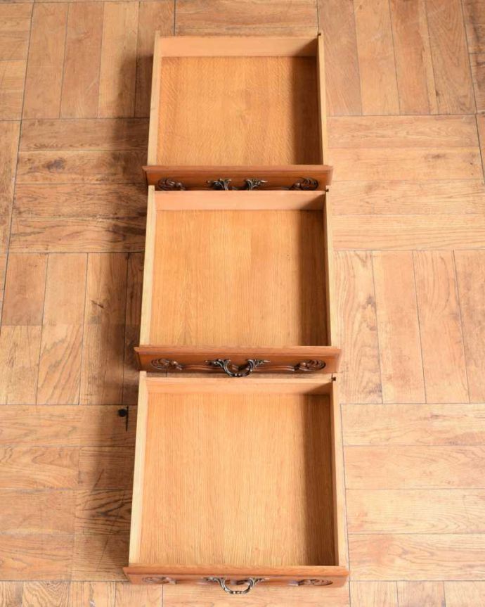 アンティークのキャビネット　アンティーク家具　フランス輸入の華やかなアンティーク家具、彫刻が美しいサイドボード。いろんなものを入れて使って下さいもちろん引き出しの中も職人がキレイにしました。(j-2481-f)