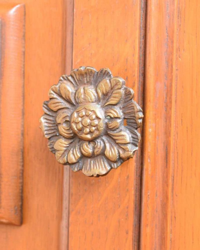 アンティークのキャビネット　アンティーク家具　フランス輸入の華やかなアンティーク家具、彫刻が美しいサイドボード。開ける度にワクワクする取っ手取っ手だけを見ても、フランスらしい凝った装飾なんです。(j-2481-f)