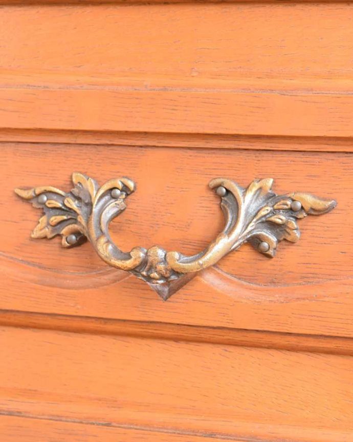 アンティークのキャビネット　アンティーク家具　フランス輸入の華やかなアンティーク家具、彫刻が美しいサイドボード。ハンドル部分も美しい引き出し部分にはハンドルタイプの取っ手。(j-2481-f)