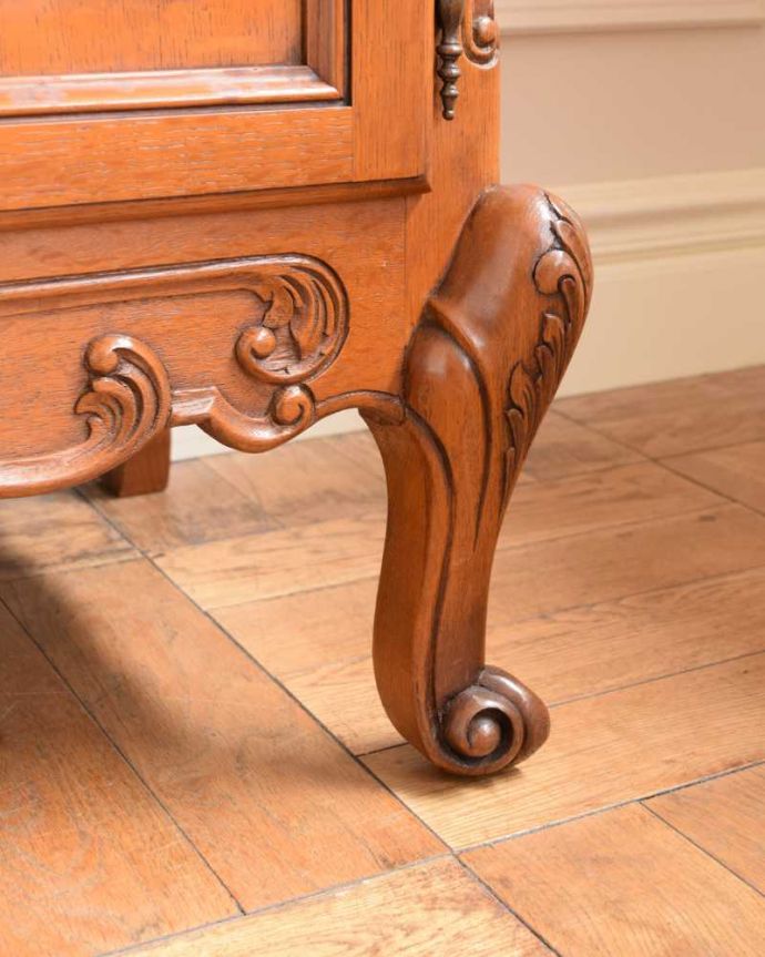 アンティークのキャビネット　アンティーク家具　フランス輸入の華やかなアンティーク家具、彫刻が美しいサイドボード。女性１人でもラクに運べちゃうヒミツHandleのアンティークは、脚の裏にフェルトキーパーをお付けしているので、床を滑らせれば女性でも移動がカンタンに出来ます！ご安心下さい。(j-2481-f)