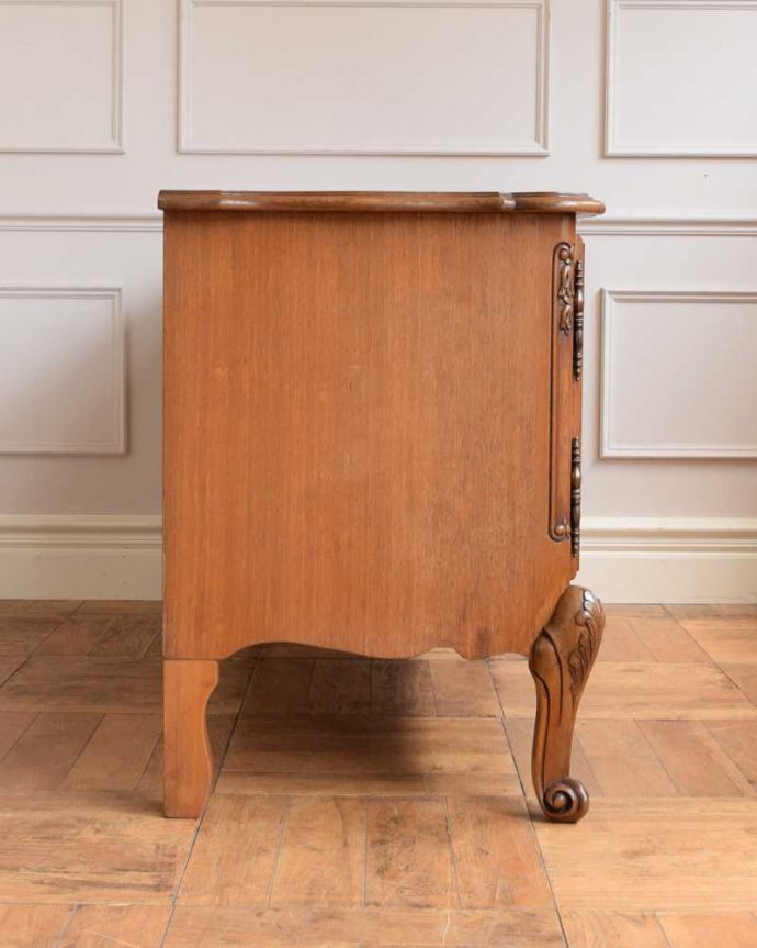 アンティークのキャビネット　アンティーク家具　フランス輸入の華やかなアンティーク家具、彫刻が美しいサイドボード。横顔だっても美しい正面だけじゃなく横から見ても、実は結構凝った造り。(j-2481-f)