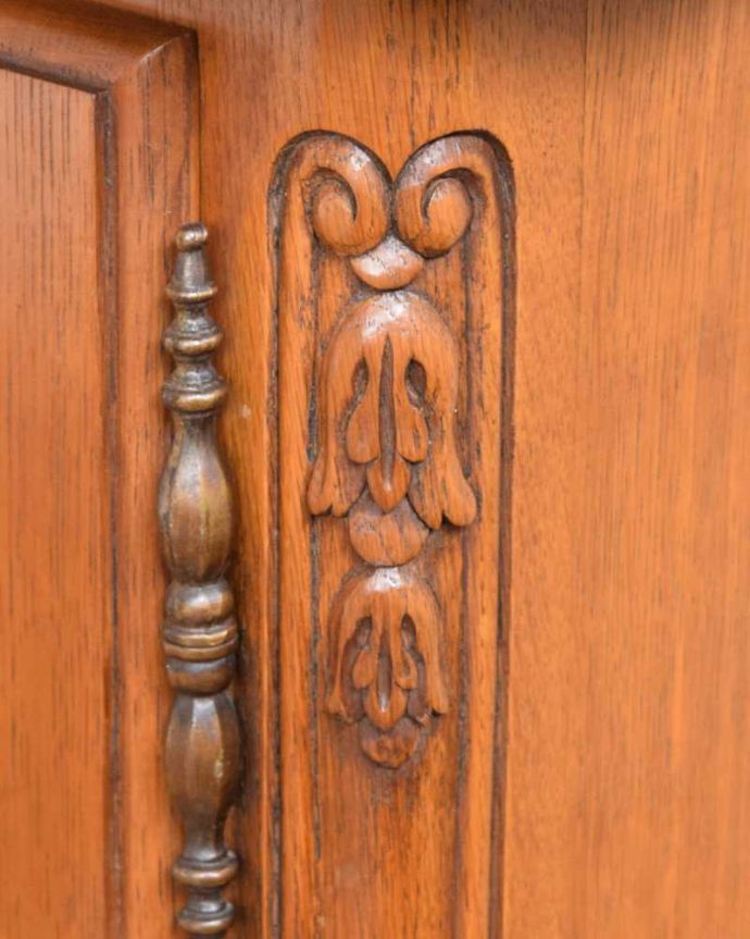 アンティークのキャビネット　アンティーク家具　フランス輸入の華やかなアンティーク家具、彫刻が美しいサイドボード。あらゆる部分にこだわりが日本の家具では見かけないデコラティヴさが魅力。(j-2481-f)