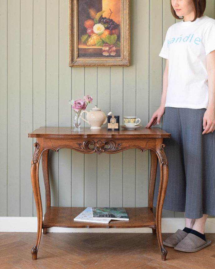 アンティーク家具 フランスのアンティーク家具、脚の曲線美が優雅なコンソールテーブル(オケージョナルテーブル)。どんな場所でも便利に使える小さなテーブルそもそも「オケージョナル」とは「便利に使える」と言う意味。(j-2482-f)