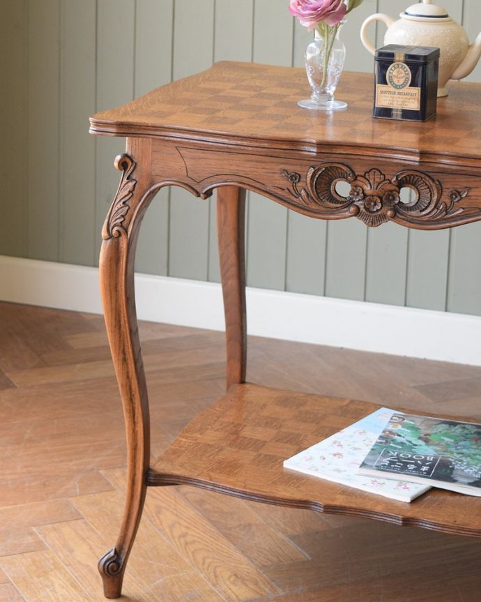 アンティーク家具 フランスのアンティーク家具、脚の曲線美が優雅なコンソールテーブル(オケージョナルテーブル)。フランスらしい優雅なフォルムフランスの彫と猫脚の美しさにうっとり。(j-2482-f)