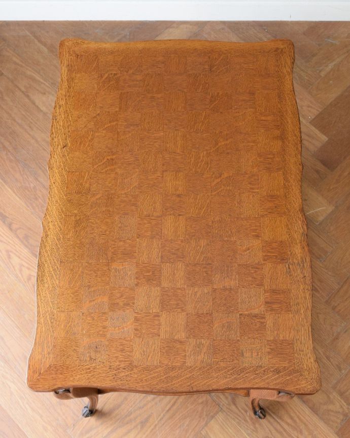 アンティーク家具 フランスのアンティーク家具、脚の曲線美が優雅なコンソールテーブル(オケージョナルテーブル)。天板の形を見てみると・・・テーブルの形を上から見ると、こんな感じです。(j-2482-f)