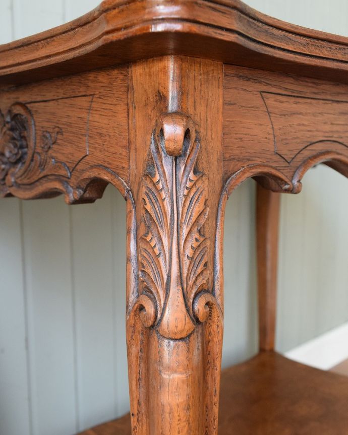 アンティーク家具 フランスのアンティーク家具、脚の曲線美が優雅なコンソールテーブル(オケージョナルテーブル)。うっとりする美しさアンティークだから手に入る美しい彫。(j-2482-f)