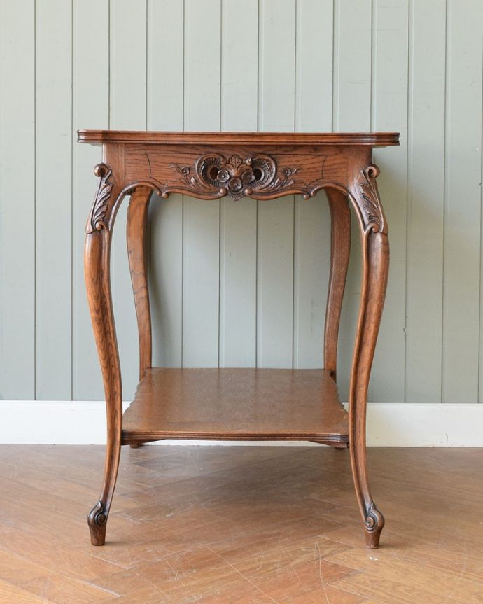アンティーク家具 フランスのアンティーク家具、脚の曲線美が優雅なコンソールテーブル(オケージョナルテーブル)。こちら側も、もちろんキレイです!アンティークは新品ではないので、もちろん経年変化によるキズはありますが、専門の職人がキレイにお直しをしているので、どの角度から見てもキレイです。(j-2482-f)