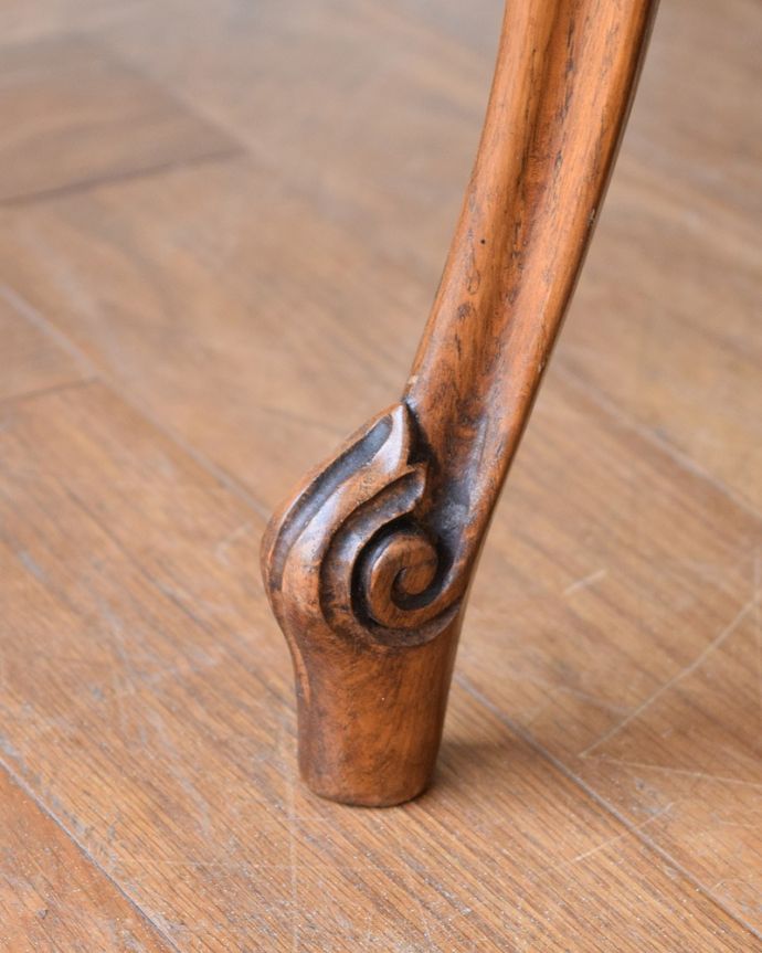 アンティーク家具 フランスのアンティーク家具、脚の曲線美が優雅なコンソールテーブル(オケージョナルテーブル)。持ち上げなくても移動できます!Handleのアンティークは、脚の裏にフェルトキーパーをお付けしていますので、床を滑らせてれば移動が簡単です。(j-2482-f)