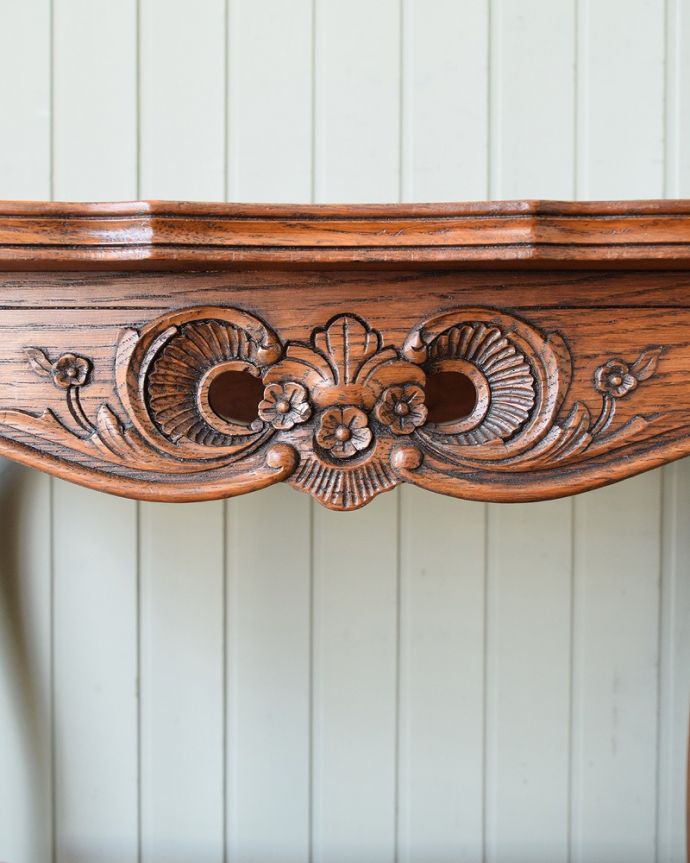 アンティーク家具 フランスのアンティーク家具、脚の曲線美が優雅なコンソールテーブル(オケージョナルテーブル)。フランスらしい彫りフランスらしさの象徴とも言える、優雅な彫りの装飾。(j-2482-f)